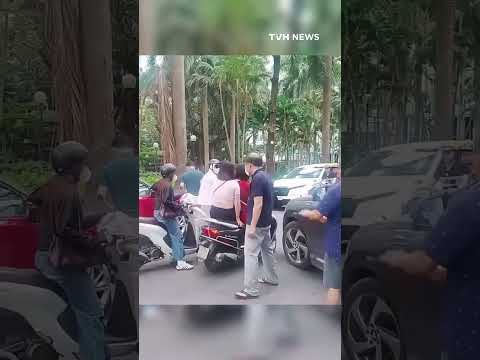 Người phụ nữ liên tục tác động vật lý, chửi bới tài xe ô tô mặc người đàn ông này chắp tay xin lỗi thumbnail
