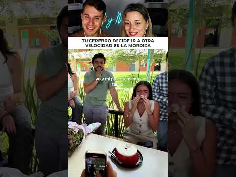 La reaccion mas graciosa y lenta en un pastelazo de cumpleaños thumbnail