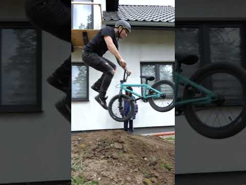 POV: kupiłeś dziecku mini bmx ale to Ty na nim jeździsz XD thumbnail