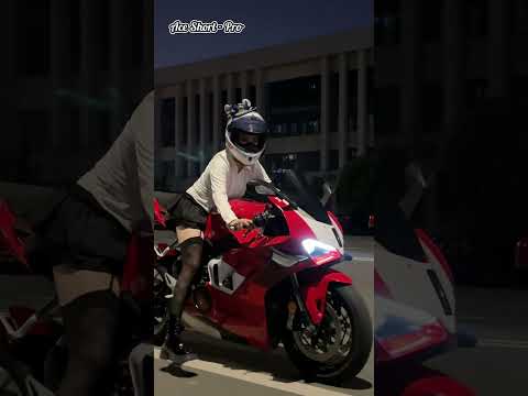 Anh chàng đạp xe bị cô gái đi moto trêu trọc  #aceshortpro thumbnail