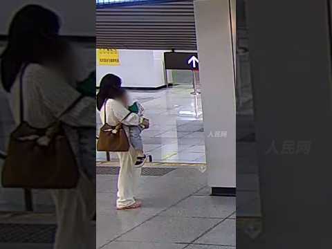 🇨🇳 车站宝妈抱娃来回踱步，执勤民警细心端来长凳筑起温暖港湾 🇬🇧 A Helpful Officer Brings a Bench for a Tired Mother at a Station thumbnail