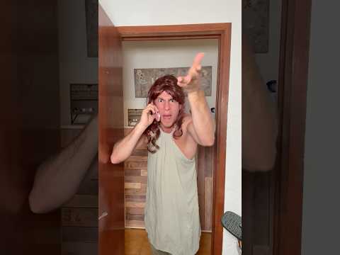 Cuando TÚ MADRE te habla pero está con el TELÉFONO…👩🏻📞 #comedia #humor #shorts thumbnail