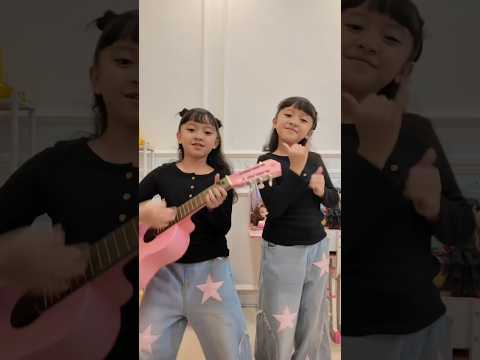 P apa?? hayoo😊😁 #kembar #trends #jogetviral #dance #jogetseru #shorts thumbnail