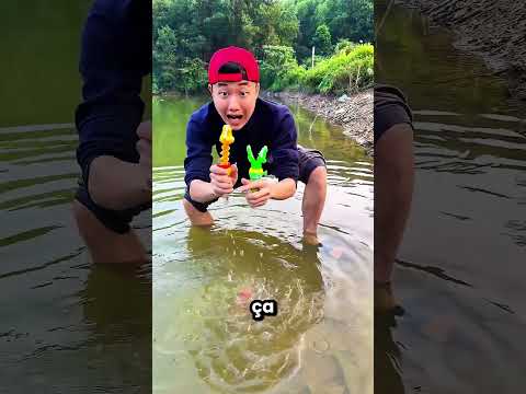 Ce garçon a perdu son jouet dans l'eau 😱🐊 thumbnail