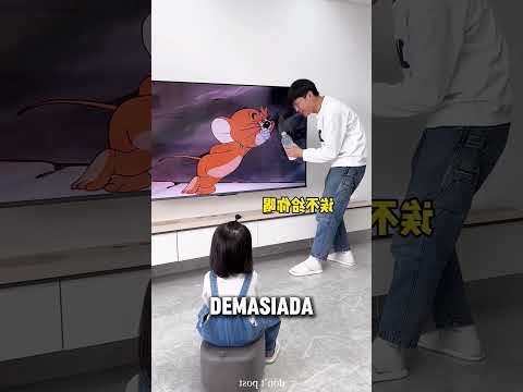 Papá, no le des la leche a este Jerry. thumbnail