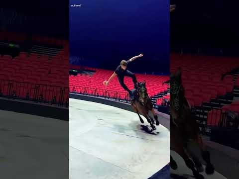 Este Chico Hace Acrobacias De Circo En Un Caballo 😱 thumbnail