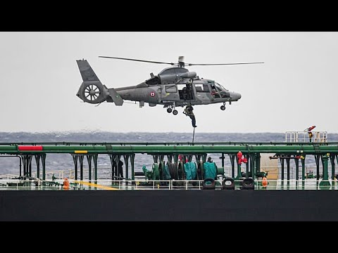 La Marine nationale française arraisonne un pétrolier lié à la Russie dans l'océan Atlantique thumbnail