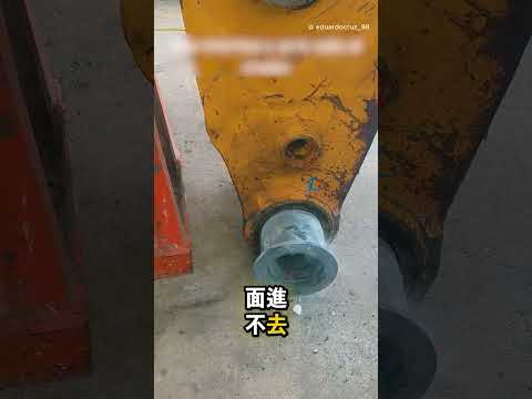 這個零件明明太大…最後卻完全卡死在裡面 😳 thumbnail
