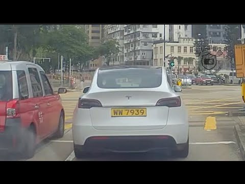 車CAM直擊 - 漆咸道南 的士與Tesla相撞 Hit and Run thumbnail