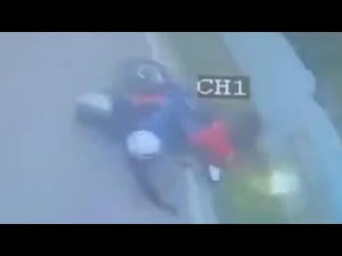 【車禍影片】怎麼會有人想從夾縫中超車呢 thumbnail