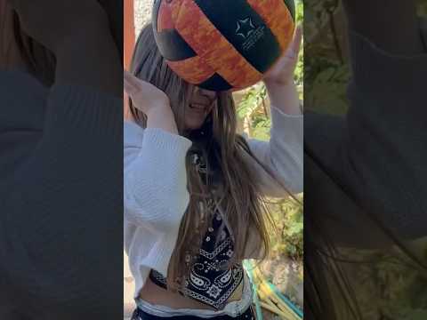 KEVIN TIRA UNA PALLONATA AD EMILY E GLI FA MALE AL NASO!😱#congiuntiimperfetti #shortvideo #Family thumbnail