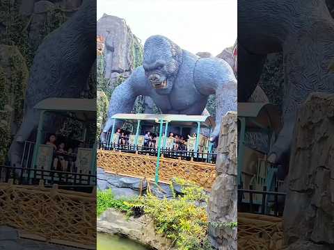 ¡Un gorila gigante levanta un tren… pero lo que pasa después te sorprenderá! 🦍🚆😱 thumbnail
