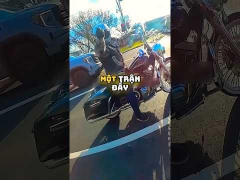 Màn Đáp Trả Cực Căng Của Biker Với Ông Chú Harley thumbnail