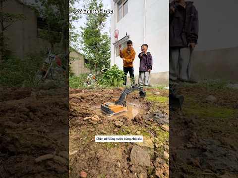 Chiếc xe rơi xuống vũng bùn vô tình bị hỏng thumbnail