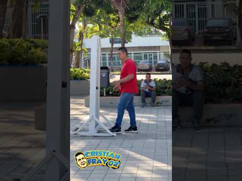 The infinite 🚪 door / como lo hizo??? 😮 #funny #viralvideo #humor #prank thumbnail