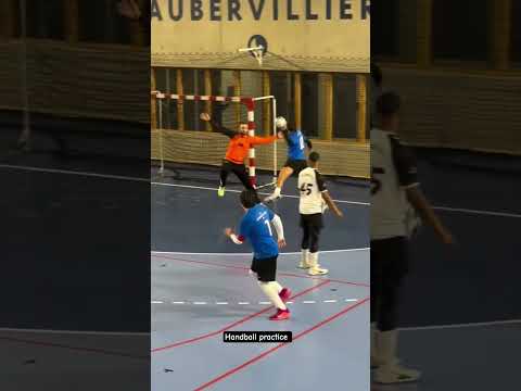 "Ye shot miss mat karna! 🔥 Last tak dekho 😱 #handball #handboll #viralvideo #shorts #handballpic thumbnail