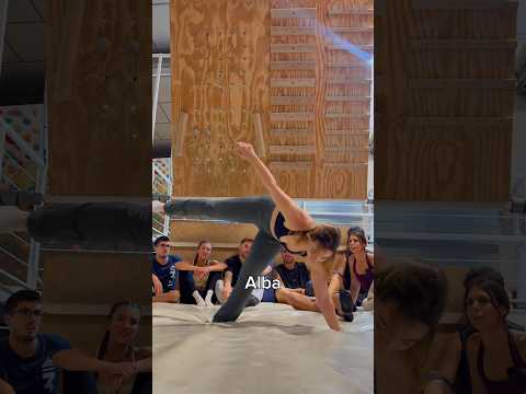 Siéntate sin doblar la rodilla 🤣 thumbnail
