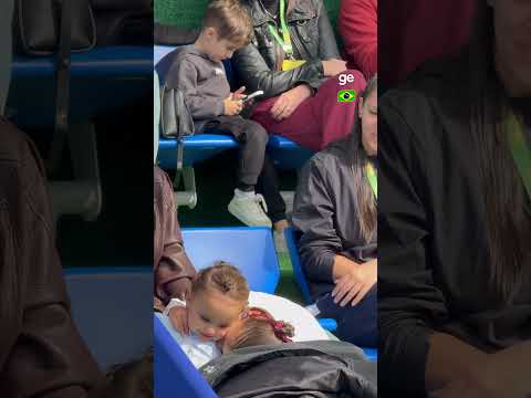 ESPOSA E FILHAS DE NEYMAR ACOMPANHAM O TREINO DO BRASIL | #shorts thumbnail