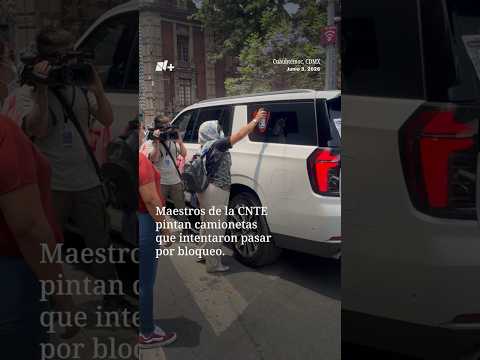 Maestros de la CNTE pintan camionetas de lujo que intentaron pasar por bloqueo en Bucareli thumbnail