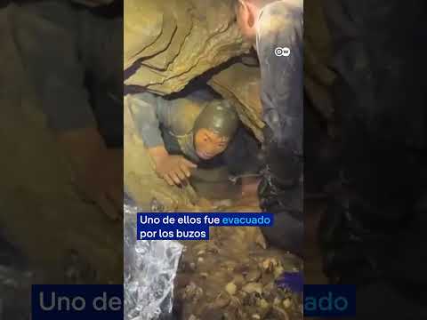 Rescatan a cinco mineros luego de 10 días atrapados en una cueva en Laos #shorts thumbnail