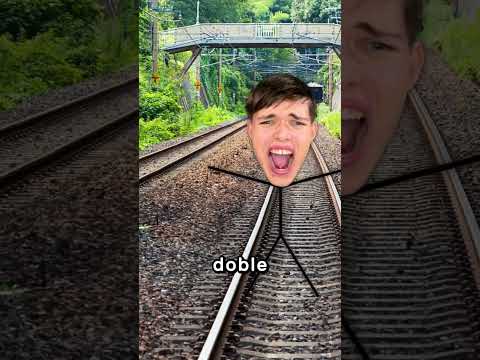 Esto Pasa Si Disparas En Un Tren 🔫 thumbnail