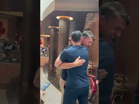 PSG-Arsenal, l'abbraccio tra Maldini e Zanetti thumbnail