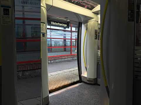 Stockholm Trains - doors closing @ Västerhaninge thumbnail