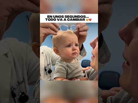 Una bebé ve con claridad por primera vez… y su reacción al ver a su mamá lo dice todo thumbnail
