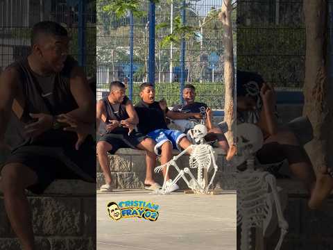 El cambiazo / esqueleto 💀 mag1co 😬 #funny #viralvideo #humor #comedia #prank thumbnail