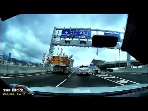 車CAM直擊 - 中九龍入口 泥鬼跌鋼門板打中車頂 前車要片請聯絡 thumbnail