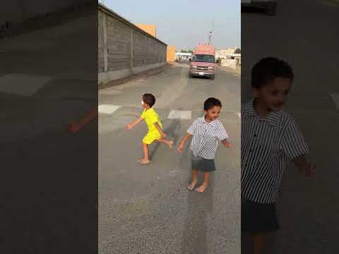 حمودي هرب من سيارة ايسكريم البنات??#shorts thumbnail