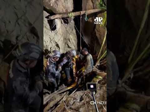 Homem é resgatado após ficar preso em caverna no Laos #shorts thumbnail