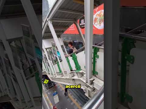 Este Niño Parecía Bajar Unas Escaleras Mecánicas 🤯 thumbnail
