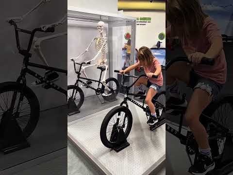Skeleton imita cada movimiento en la bicicleta 💀 #shorts #educational thumbnail