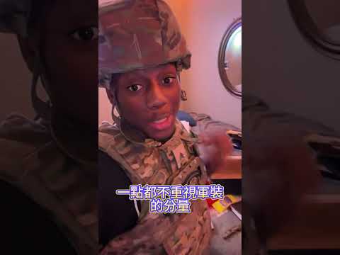 這傢伙在沒有哥哥允許的情況下，竟然穿上了哥哥的軍裝 thumbnail