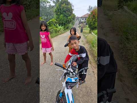 faqih mau lihat motor mini Trail#trendingshorts thumbnail