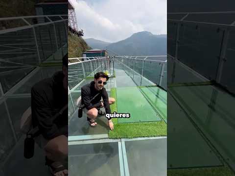 ¡No Esperaba Encontrar Esto En Un Puente De Vidrio! thumbnail