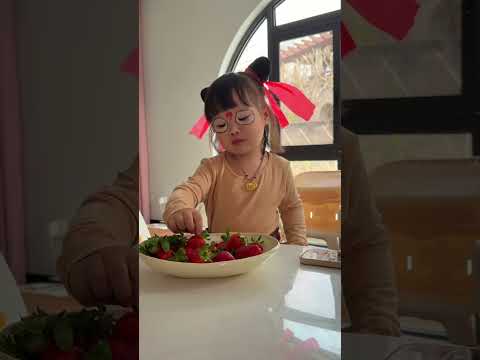 不是，你没事惹哪吒干嘛呀😂😂😂 #看一遍笑一遍 #萌娃 #露兮粑粑 #小小露兮 #内容启发搜索 thumbnail
