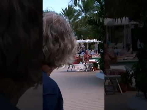 Johan Derksen op Curaçao: ‘Even het bovenstukje uitdoen!’ ?? thumbnail
