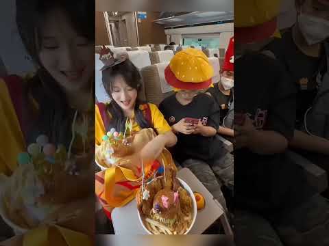 Đón sinh nhật cùng người lạ trên tàu thumbnail