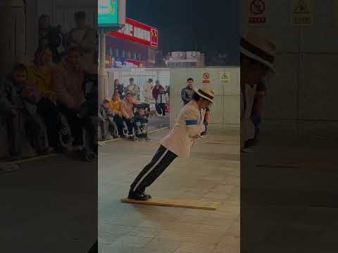Người hâm mộ này đã thực hiện động tác giỏi hơn cả Michael Jackson 😮 thumbnail