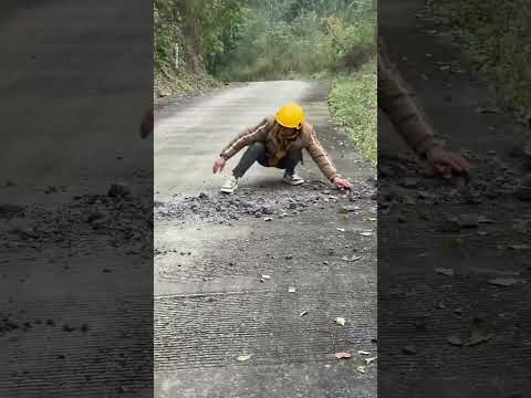 Kind-hearted people help clear obstacles during the rain. thumbnail