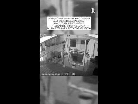 Terremoto in Calabria, telecamera di sorveglianza riprende la scossa a oltre 200 km dall'epicentro thumbnail