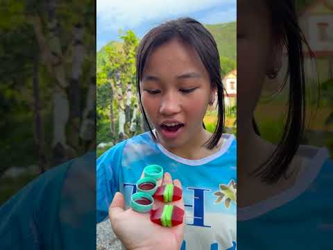 Cô bé ngoan ngoãn ăn kẹo cầu vồng và uống Coca-Cola rất ngon miệng. #vui #kẹo #thứcăn #dễthương thumbnail