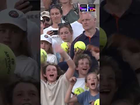 The quickest way to a French crowd's heart ❤️ thumbnail