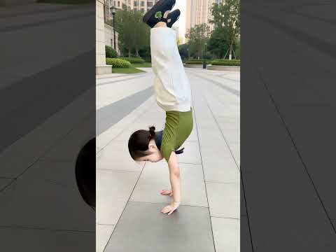这么小的娃，臂力居然这么惊人！? #高难度动作挑战#臂力#核心力量#意想不到#超难度动作 thumbnail