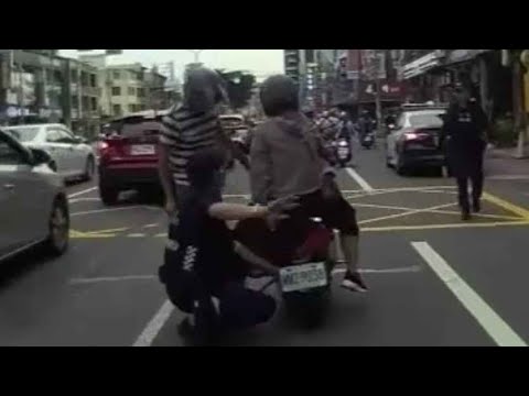 裙擺捲車後輪，警察解危 thumbnail