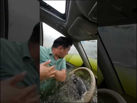 Omg. Kỹ năng thoát hiểm trên ô tô khi ngập nước 😱🥶🚕💦👀🫪🚘☔️🙀😨🌪️👍🏻 thumbnail