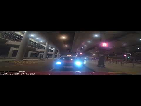 車CAM直擊 - 機場的士站 大黃蜂排除萬難剷越候車區撼Uber Taxi 事發一刻 thumbnail
