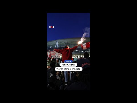 ?Feest in Londen! Voor het eerst sinds 2004 is Arsenal de Engelse kampioen, en dat werd gevierd thumbnail